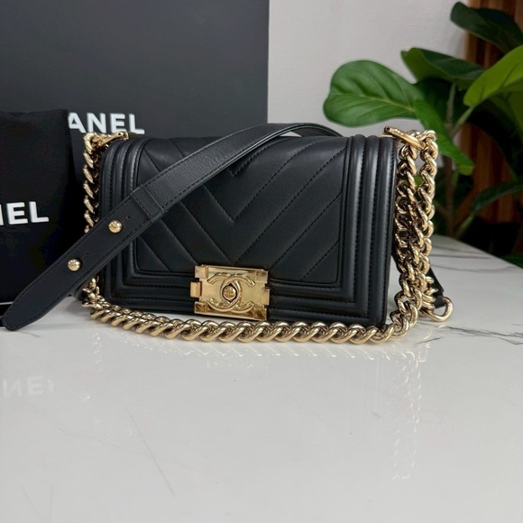 Chanel Black Quilted Leather Shoulder Bag - Picture 3 of 16